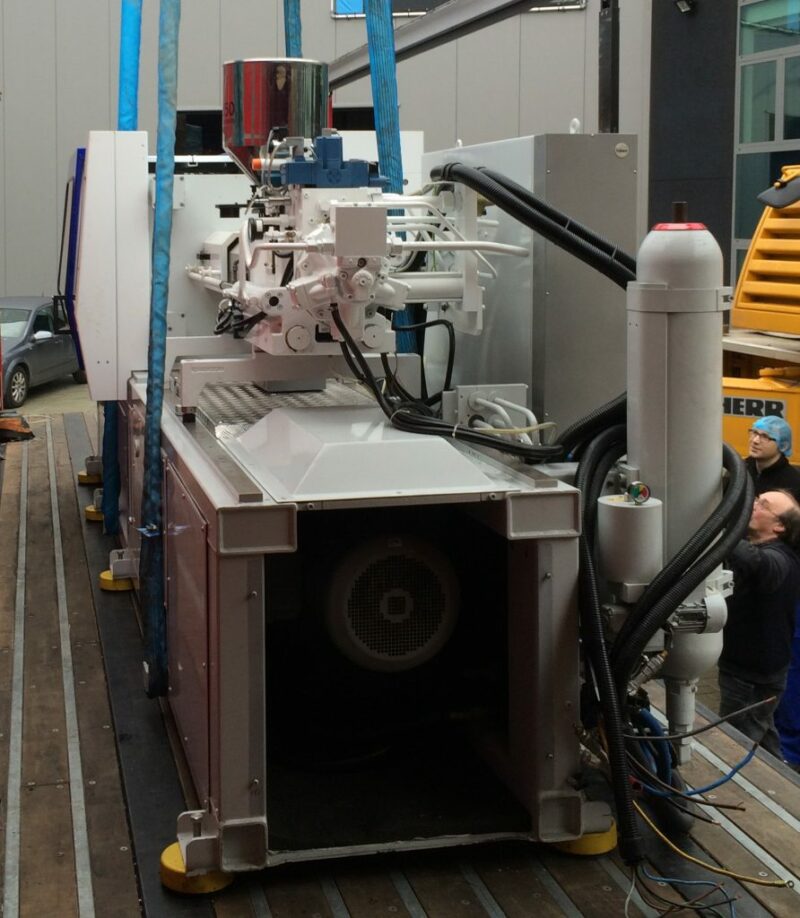 28. Unloading and placement of an injection moulding machine (1)