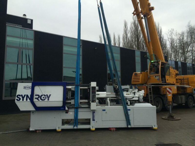 28. Unloading and placement of an injection moulding machine (2)